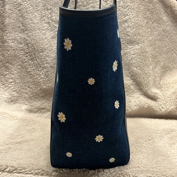 KATE SPADE NEW YORK Slide Daisy Tote - Picture 4 of 17